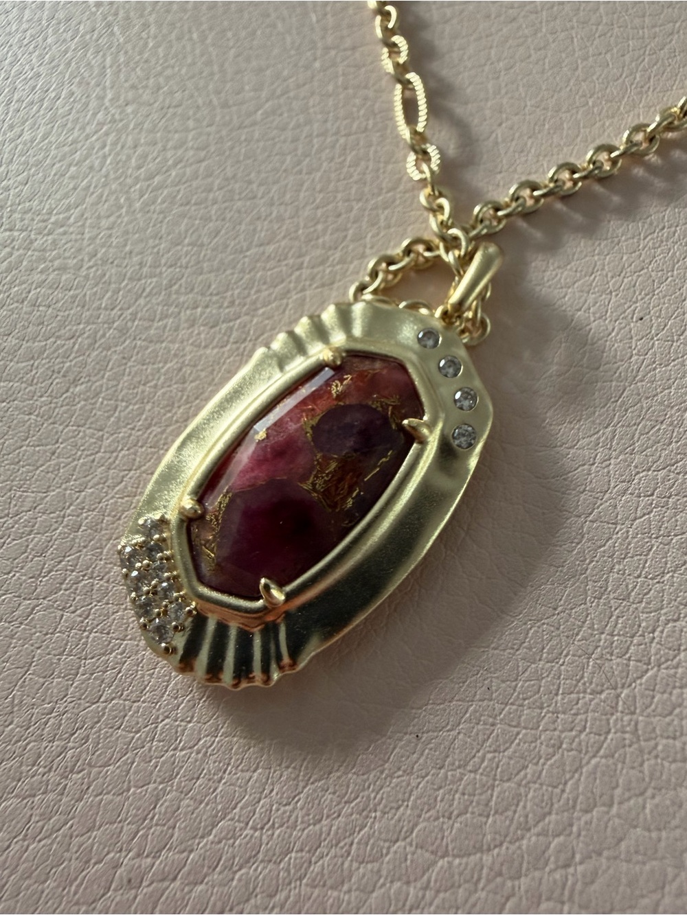 NWT Kendra Scott Gold Anna Long Pendant in Bronze Veined Maroon Jade - Picture 5 of 8